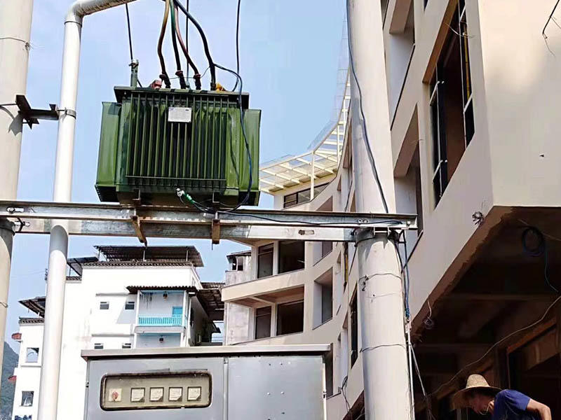 Installation eines Kastentransformators im europäischen Stil in einem Wohngebiet in Guangxi